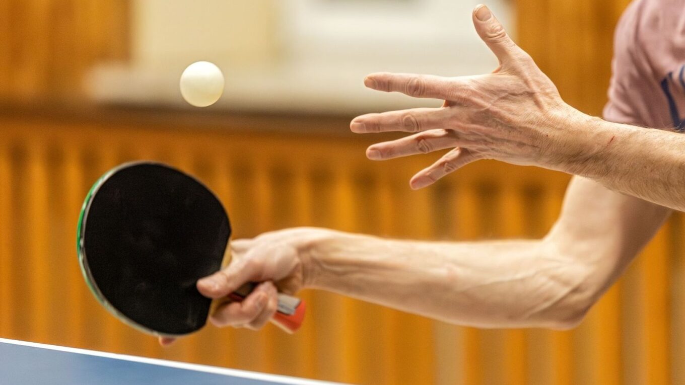 Bordtennisspelare fokuserar på bollen vid ett hårt slag
